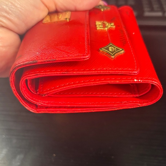 MCM limited edition, lion vintage Scarlet Wallet with charms color transfer - Picture 16 of 17